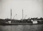 Lastmotorfartyget VEGA av Norrtälje (skonertrigg.) i Åhus hamn den 9.5.1919.
