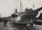 Lastångfartyget KARLSHAMN i Södertälje kanal omkring 1945.