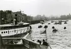 Stockholms ström längs Skeppsbron mot Karl XII:s torg den 5 oktober år 1930. Sorgehögtid vid hemförandet av stoften efter Andreéexpeditionens män.
Närmast mälarångaren Viking.