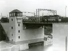 Hammarbyleden och Skanstullsbron omkring 1930. Spårvagnen trafikerade då sträckan Slussen--Enskede via Katarinavägen--Renstiernas gata--Ringvägen.
Motorvagnen från år 1924. Släpvagnen från år 1923 kallad för 