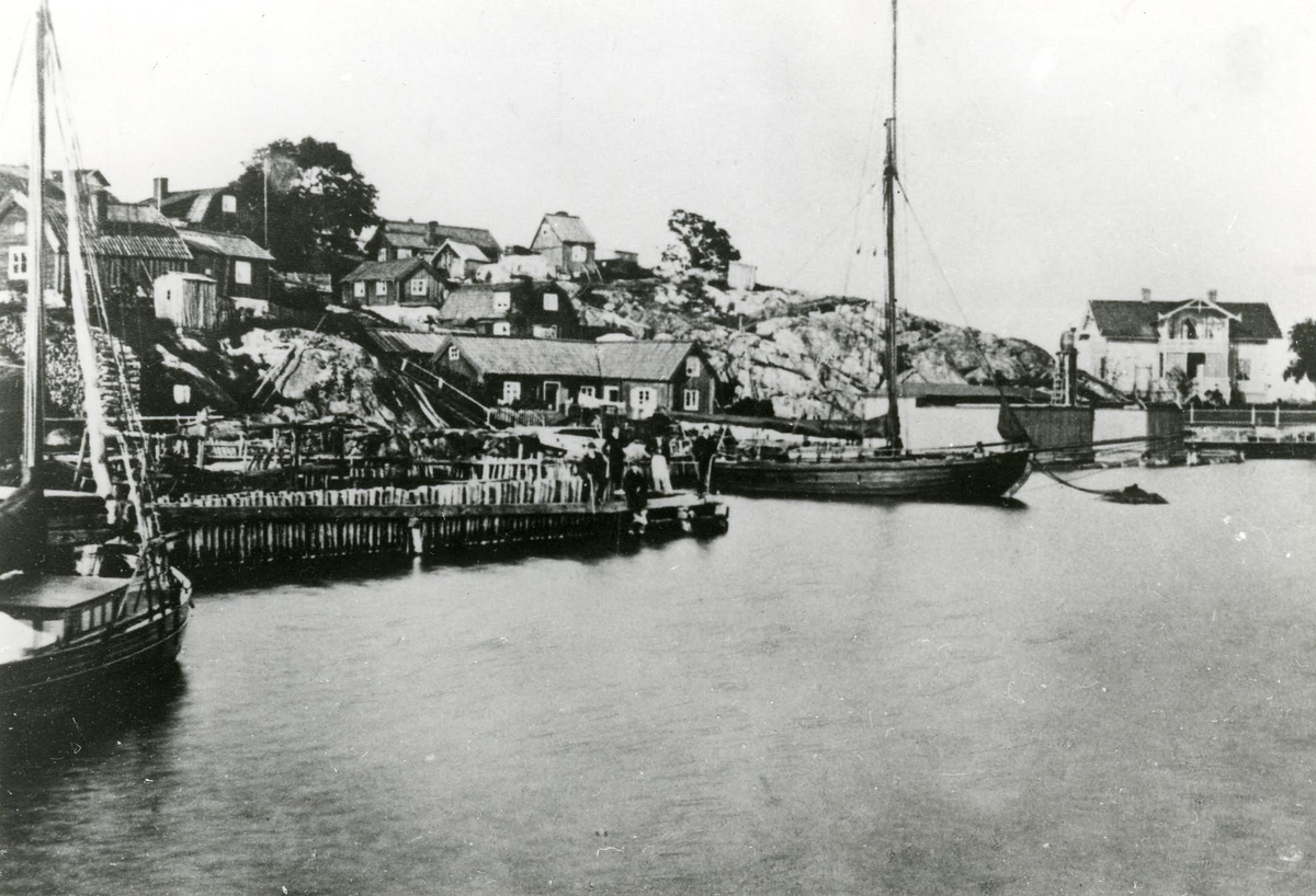 Gamla Dalarö. Hamnen i slutet av 1880-talet.
Längst t.h. villa Ekudden, byggd omkr. 1865. Villan har fått namn efter Wilhelm Eklund som ägde den i början av 1900-talet. Vinkelbyggnaden i mitten dateras omkr. 1730. 1796 hette ägaren tullvaktmästare Björkegren. Huset köptes 1815 av Johan Strandberg och revs 1910 av Alfred Strandberg för att lämna plats till ett nybygge på tomten.
I strandlinjen ligger kallbadhuset och längst t.v. en byggnad som tillhörde prästbostället.