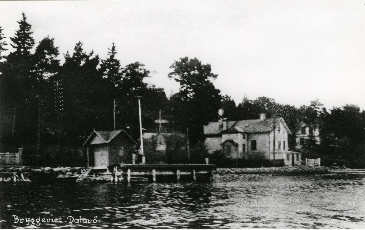 Gamla Dalarö. Bryggeriet.
Bryggeriet byggdes i slutet av 1800-tal och innehades under många år av byggmästaren Brodin, känd i samhället som gladlynt och skojfrisk. Det berättades bl.a. att han om mornarna brukade hälsa den förbipasserande passagerarbåten genom att spela Lindblads melodi: "Sätt maskinen igång" på kornett.
