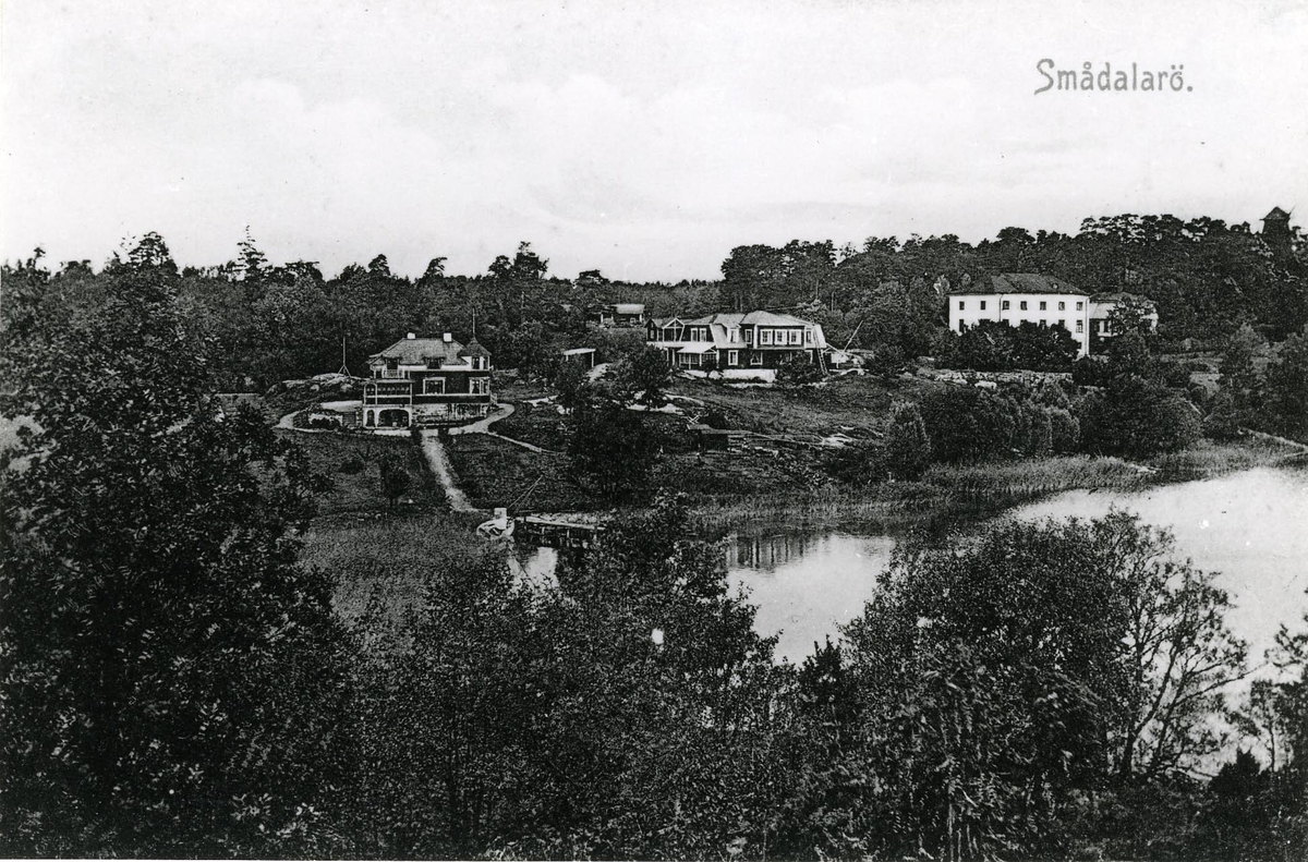 Smådalarö Gård. Huvudbyggnaden, det vita huset t.h. på bilden, uppfördes av kofferdikapt. Carl Peter Blom år 1810. Denne hade köpt det s.k. "Tyresö skärgårdsdel" av grevinnan Brita Bonde på Trolleholm. Köpsumman var 12 000 riksdaler specie enl. ett besvarat köpekontrakt av 27 aug. 1802.
Skärgårdsdelen bestod av: Smådalarö, Västertorp, Älgö, Gåsö, Grenö, Kymendö, Fjällång, Fåglarö och Mörtö, vilka utgjorde 4½ mantal frälse. Vidare ingick Norrötorpet på Fjällång och Huvudskärs fiskeläge. De tre krogarna Stora Dalarö gästgiveri, Jutholmens krog och Ekholms krog på Älgö  samt alla tomtören på Stora Dalarö och Jutholmen följde också med i köpet. Endast huvudgården på Smådalarö ägs f.n. av Haninge kommun.