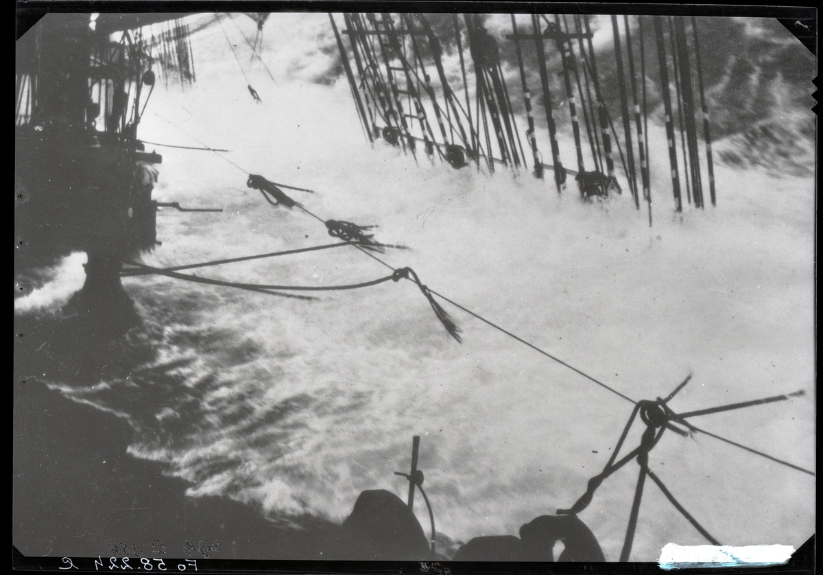 [från fotobeskrivningen:] "3-mast. barkskeppet PENANG av Mariehamn. I storm under resan Australien - Mariehamn 1931-1932. Märk livlinan, spänd över däck." [---] "[under Fotograf:] "Jungman, Rude Växiö 1932"