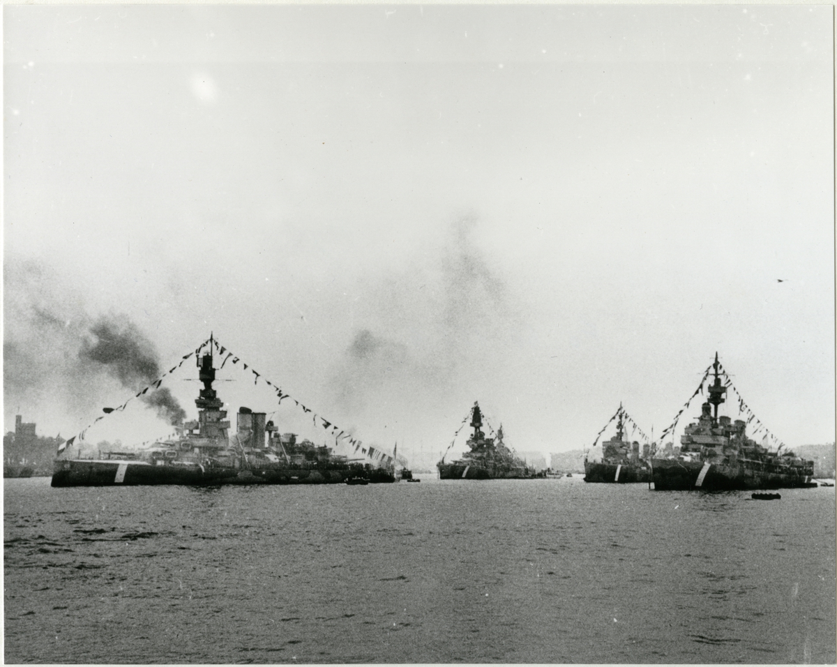 Kustflottan och Sjökrigsskoleavdelningen på Strömmen, juni 1945.
SVERIGE och GOTLAND m.m.