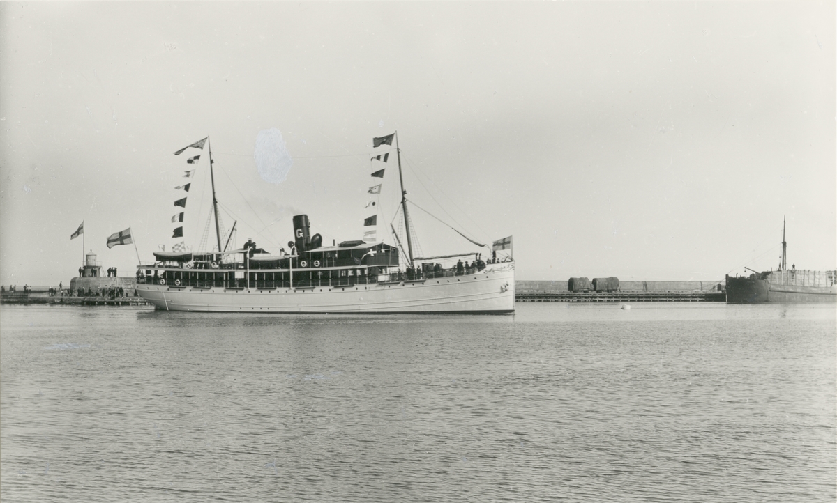 Passagerarfartyget S/S HANSA (1899) i Visby hamn. HANSA sänktes av en sovjetisk ubåt utanför Gotland 1944-11-24.