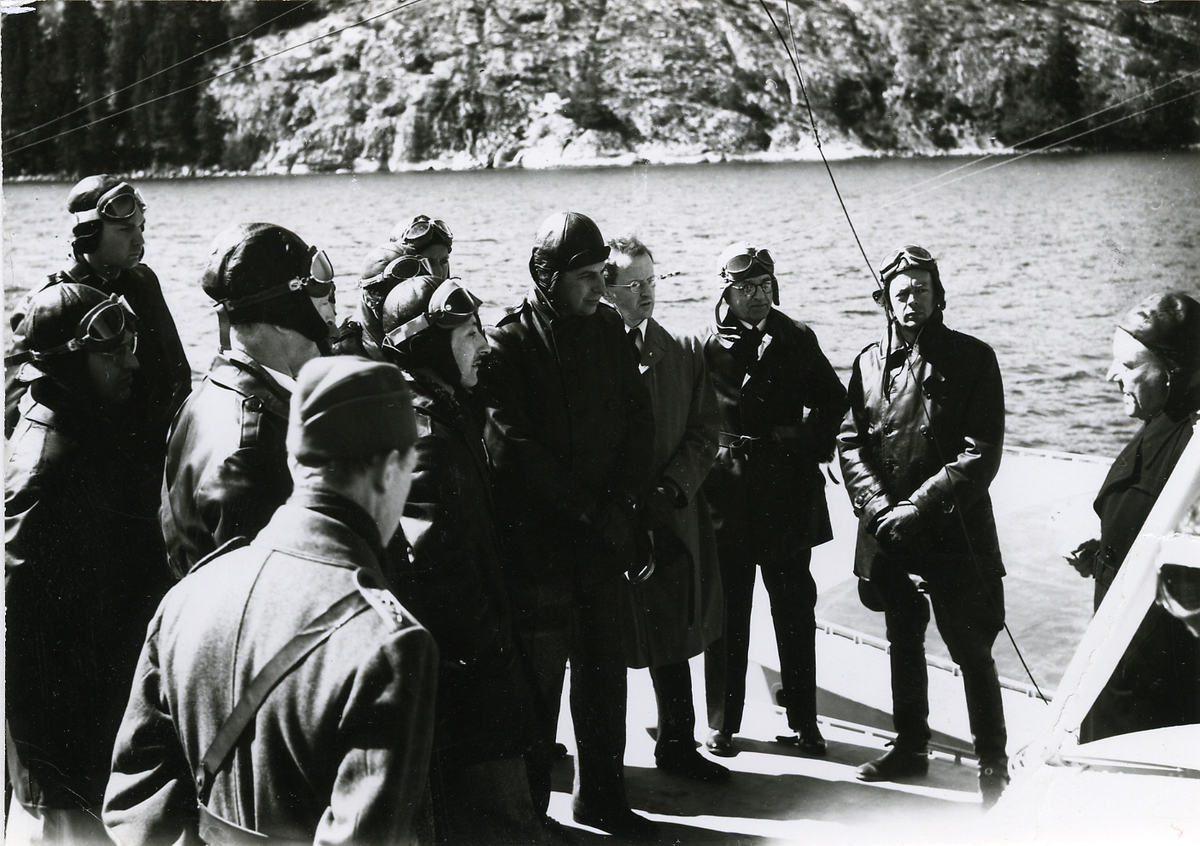 De amerikanska tidningsmännen besökte, under sin vistelse i Sverige, kustflottan. De instrueras här av KK Elliot, den 6 maj 1943.