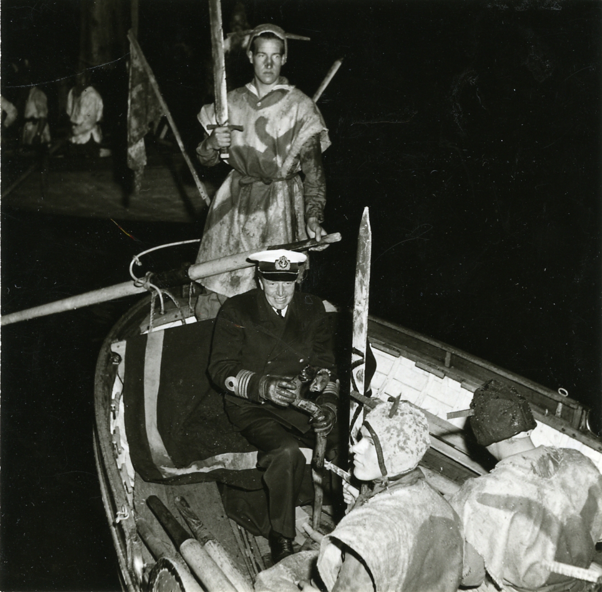Eldledningsskolans 25-årsjubileum på Hårsfjärden, den 16 juni 1949. AC Kmd Moje Östberg på väg till "kriget" på Stenholmen.