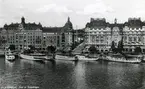 Parti av Strandvägen, Stockholm.
Skärgårdsbåtar liggande vid Nybrokajen fr.v. till höger: Blidösund, Norrtelje, Rex, William Lindberg, Västan (ex. Dalarö, ex. Dalaröström), Nordan.