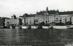 Strandvägen med Kungl. Dramatiska Teatern, Stockholm, omkr. 1931.
Skärgårdsbåtarna från vänster till höger: Gasac, S/S Ljusterö, S/S Södertörn, S/S Blidösund, S/S Norrtelje.