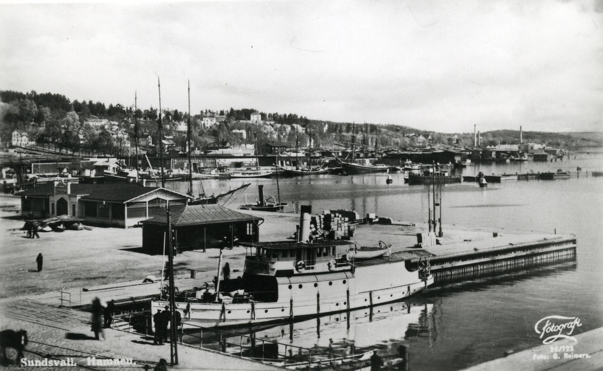 Sundsvalls hamn. Passagerarångfartyget Ljungan liggande vid kajen.