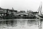 Stålsegeljakten TARANTELLA vid sjösättningen på Mälarvarvet år 1900. Jakten är byggd efter Hugo Schuberts ritningar för häradshövding E. Krogius, Helsingfors Finland.