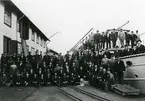 Mälarvarvets personal. Sjätte mannen från höger på fartygets back är ing. Hugo Schubert.