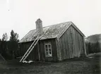 Fotografi av båtmanstorpet Lövvik i Noraströms sn, Ångermanland taget 1919.