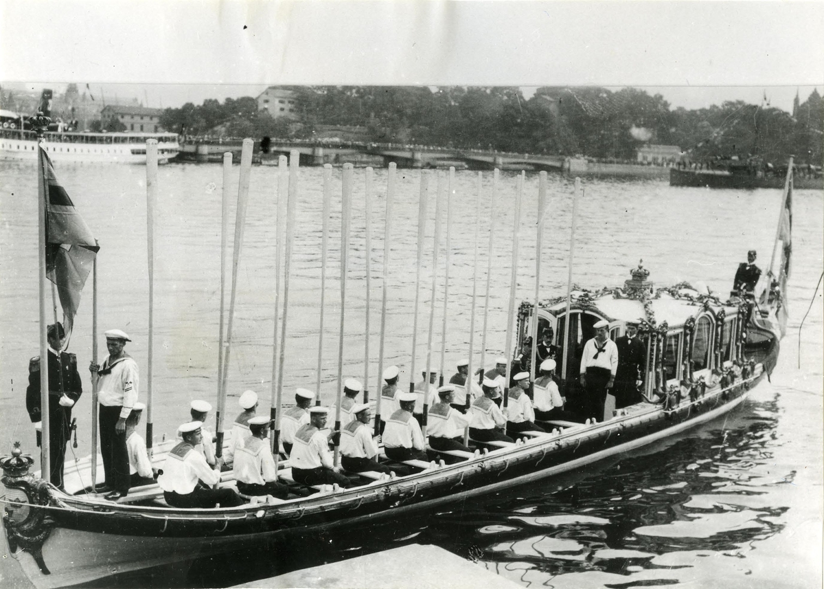 Kungl. roddslupen Vasaorden vid franska presidenten Poincares besök i Stockholm 25 juli 1914.
Vid ingången till salongen ses dåvarande adjutanten hos konungen kapt. Claes Lindström, numera viceamiral.
Slupen på väg att lägga till vid Logårdstrappan.