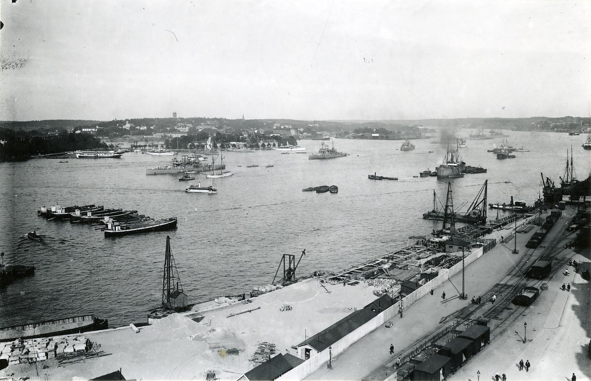 Kustflottans Flottparad på Stockholms ström år 1911 (?).  Från vänster: Pansarskeppen Oden, Thor, Niord, Äran, Wasa och Tapperheten samt vid Kastellholmen torpedkryssaren Jacob Bagge och kanonbåten Skagul.