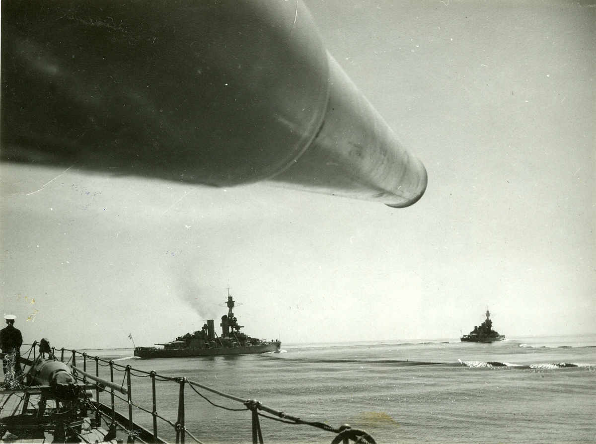 Pansarskeppen Drottning Victoria  och Gustaf V under Sveriges "28-a" juni 1940.