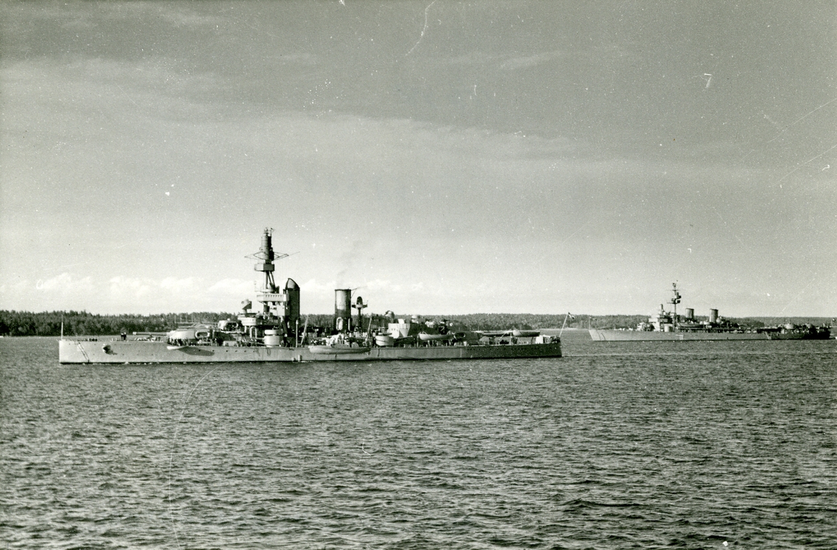 Pansarskeppet Drottning Victoria och kryssaren Gotland år 1949.