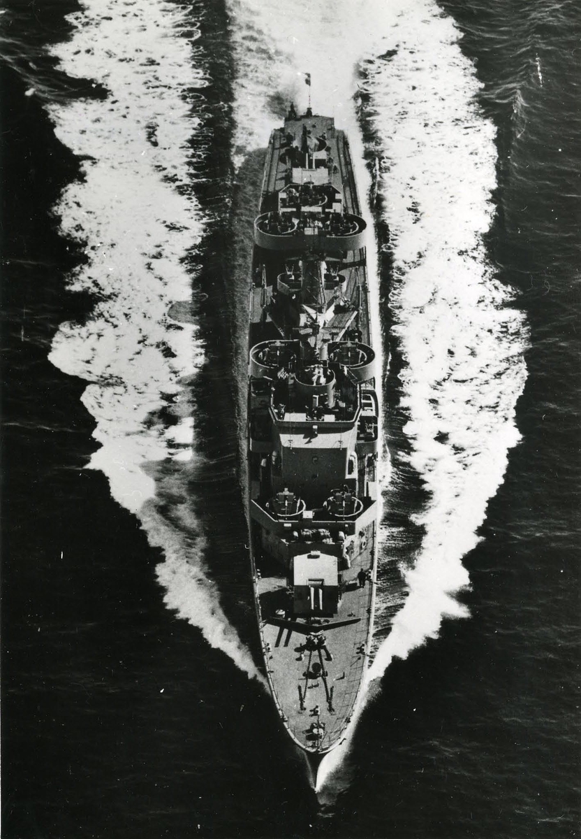 Flygfoto av jagaren Södermanland (21) tagen i maj 1958.