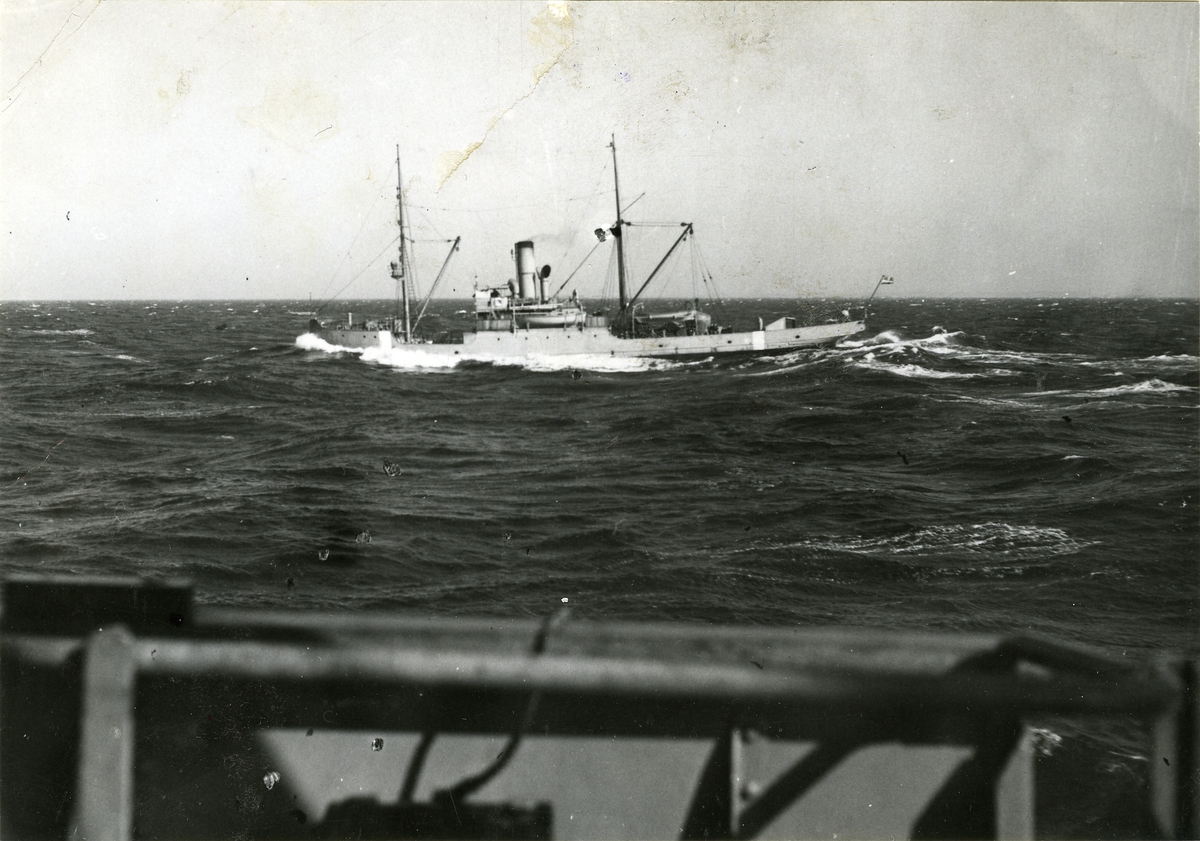 Bärgningsfartyget Belos (I). U-båten Ulven borta med 34 mans besättning. Bilden visar bärgningsfartyget Belos, beordrad till olycksplatsen den 16 april 1943, på Västkusten.