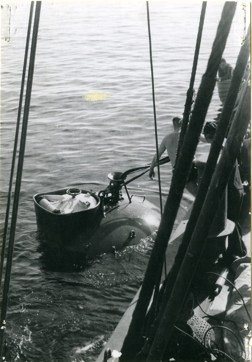 Bärgningsfartyget Belos (I). Klockan når vattenytan igen, juli 1944.