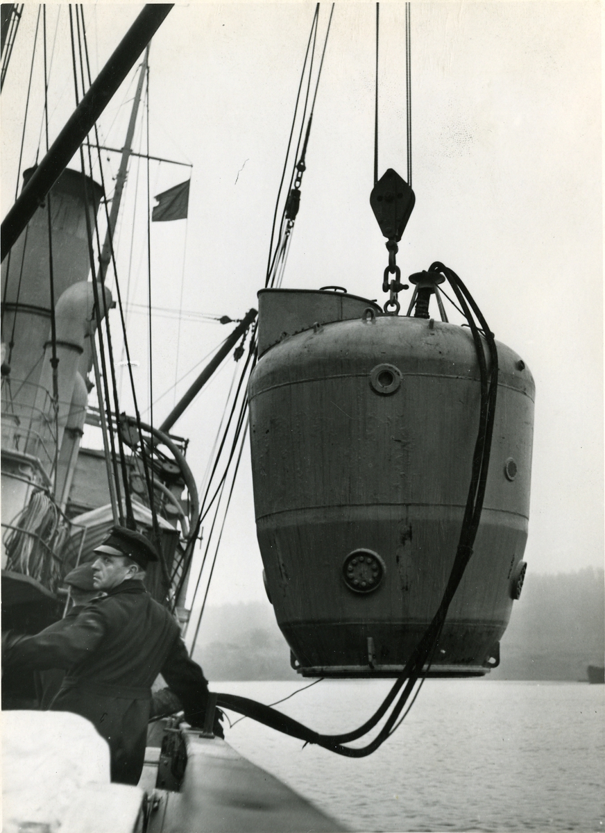 Bärgningsfartyget Belos (I) Erstaviken, 1942.
Ubåtsklockan firas överbord. Flaggstyrman Arlinge.