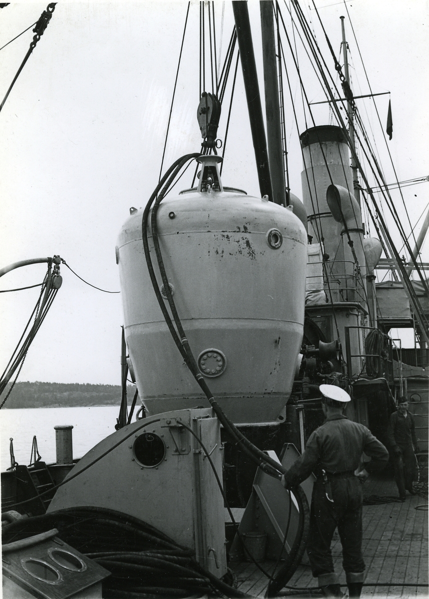 Bärgningsfartyget Belos. Ubåtsklockan klar att sättas i sjön, Erstaviken 1942.