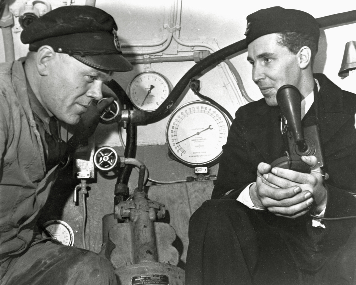 Bärgningsfartyget Belos (I).
Ubåtsklockan. Jung och maskinisten fotograferade på 20 m. djup (se djupmätaren) den 27 oktober 1942.