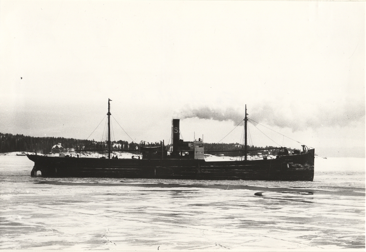 Lastångfartyget MAUD av Ystad går genom isarna med YMERS hjälp. Foto taget den 10/1 1948 från isbrytaren YMER.