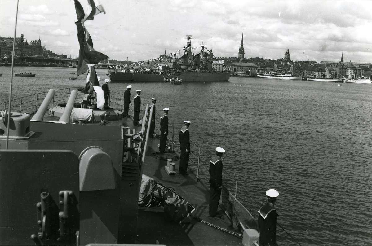 Deras Majestäter debarkerar Göta Lejon på Stockholms ström den 27 maj 1952.