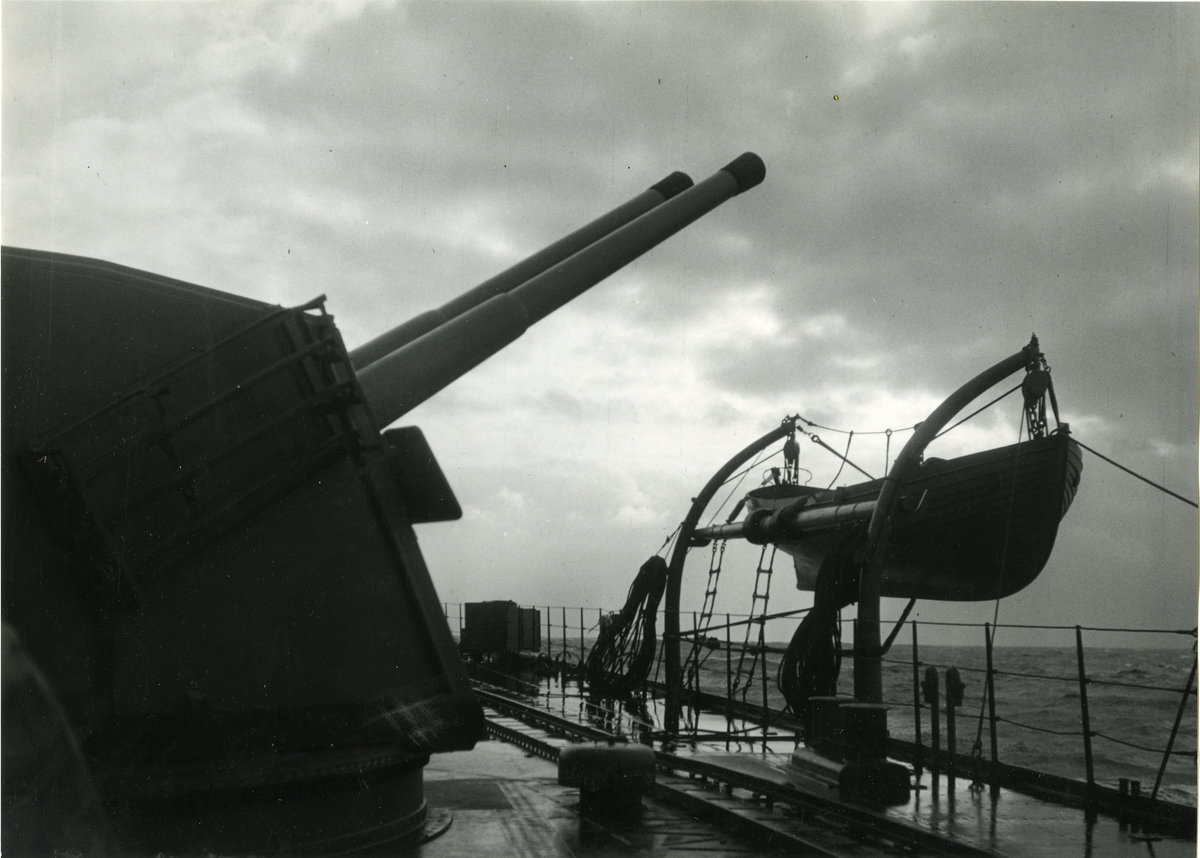 Kryssaren Götan Lejons vinterresa i Nord Atlanten 1947.
Kanoner.