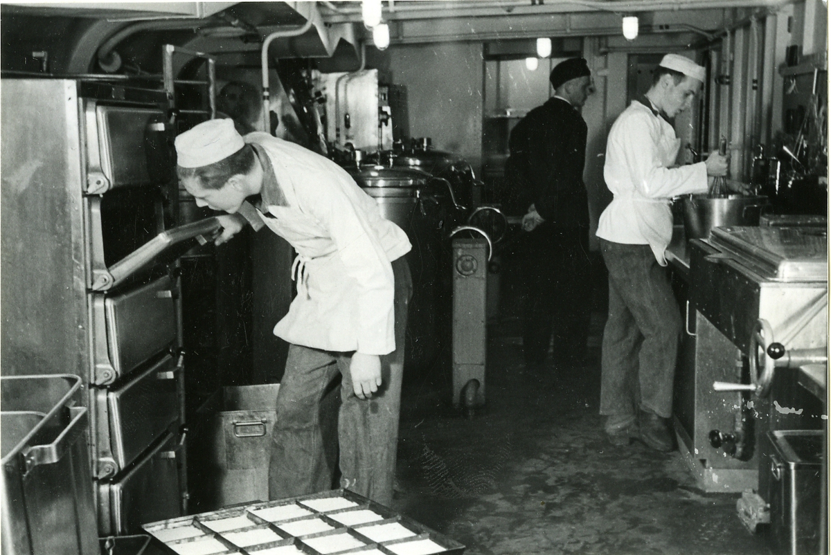 Köket på kryssaren Göta Lejon den 20.11.1947.