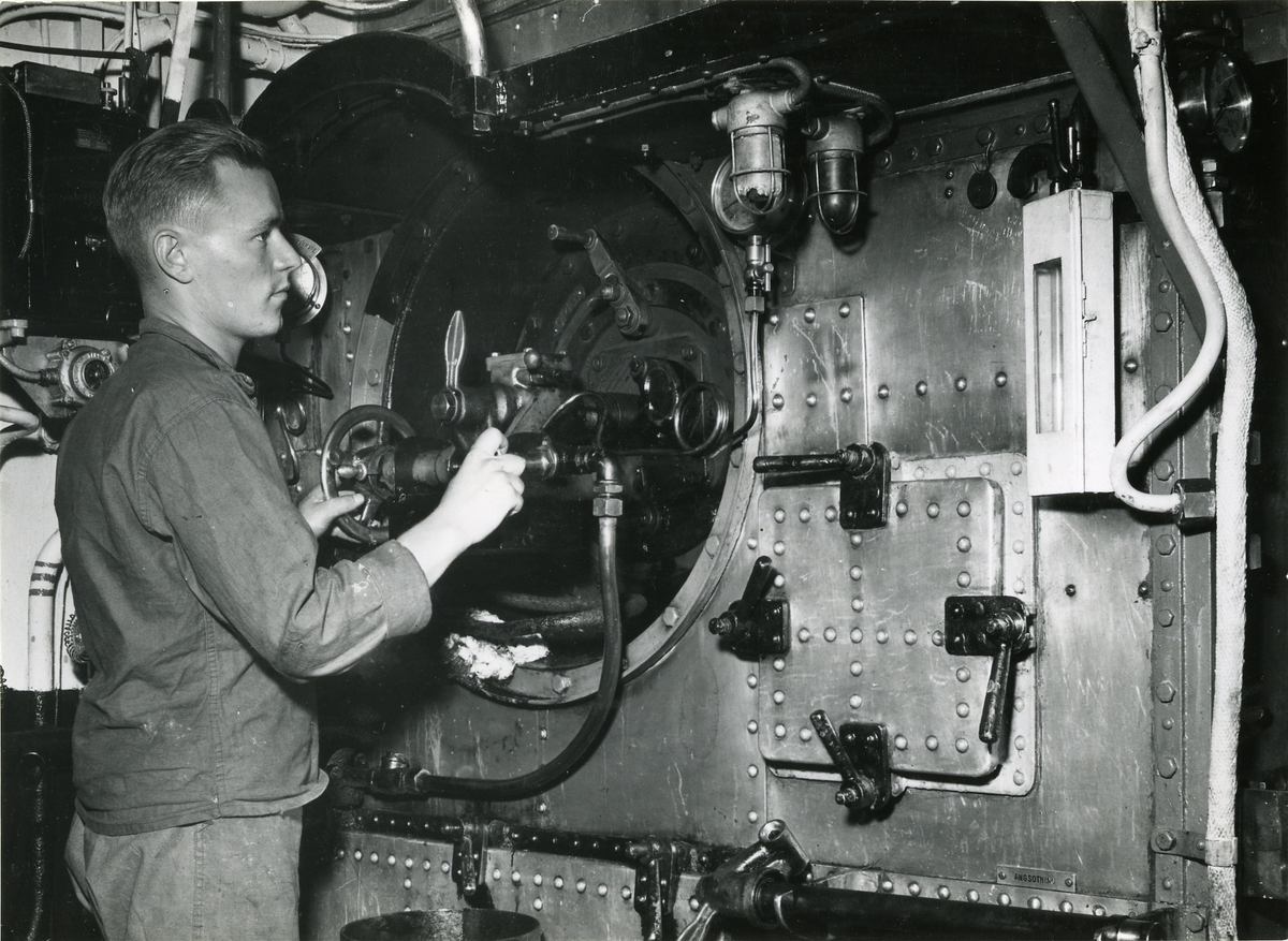 Brännarskåp i ett av pannrummen på kryssaren Göta Lejon i september 1953.