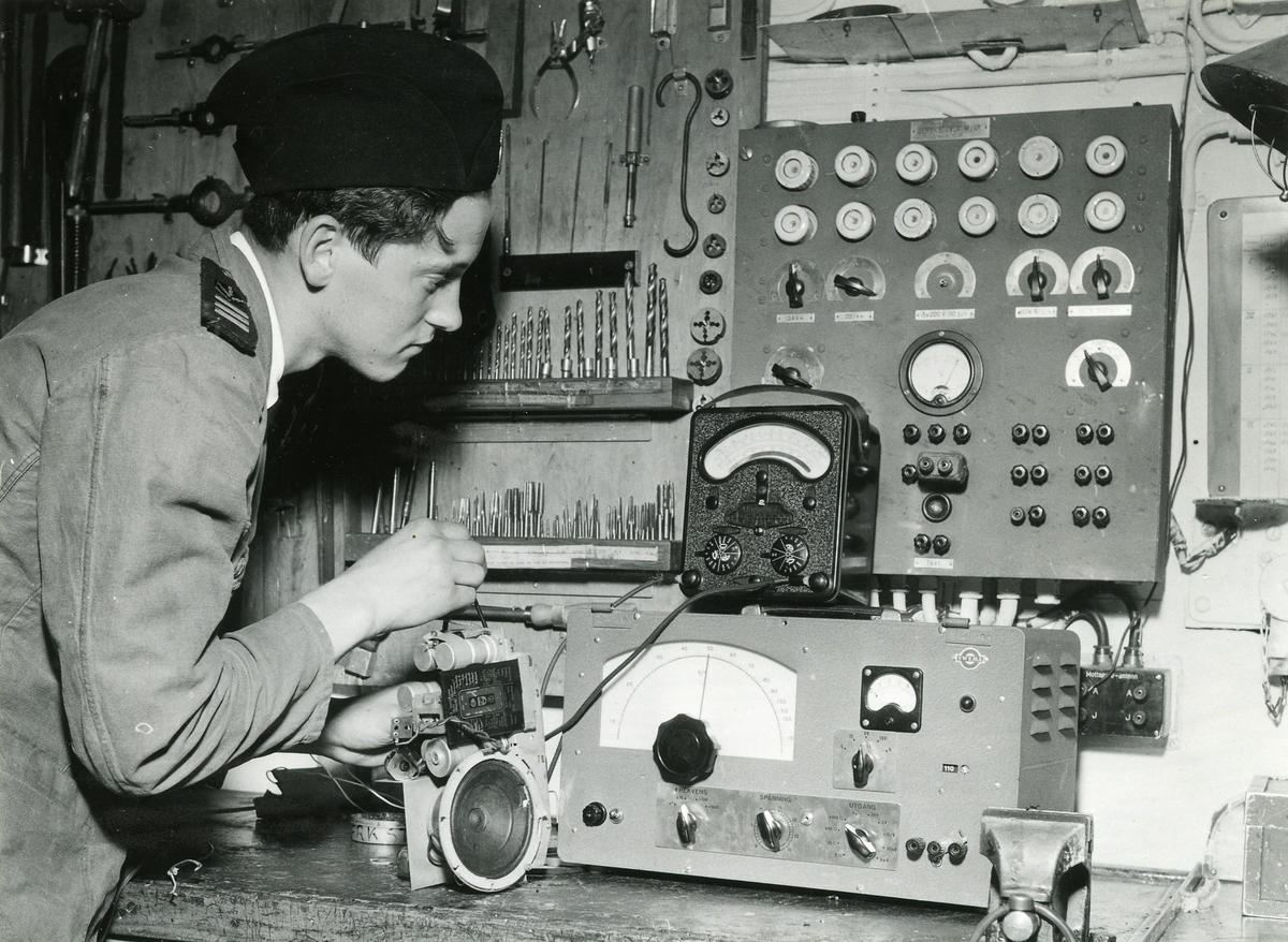 Verkstadstjänst på kryssaren Göta Lejon, sept. 1953.