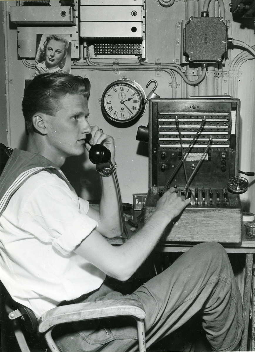 Telefonpost i växeln ombord på kryssaren Göta Lejon, sept. 1953.