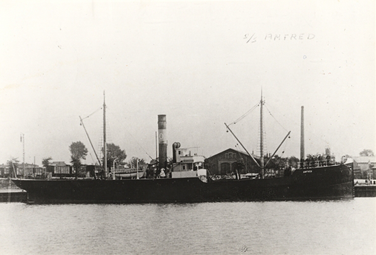 Lastångfartyget AMFRED av Verkebäck omkr. 1910.