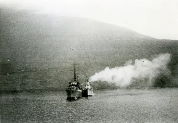 En av "italienjagarna", troligen REMUS, långsides en brittis