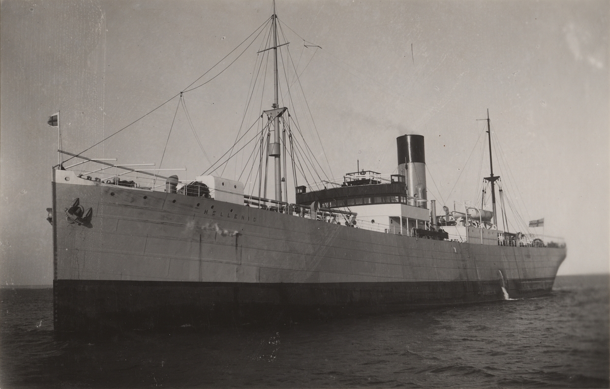 Lastångfartyget HELLENIC av Göteborg på ingående till Åhus, februari 1922.