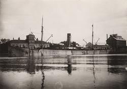 Lastångfartyget CAROLINA av Göteborg i Åhus hamn, den 29 aug