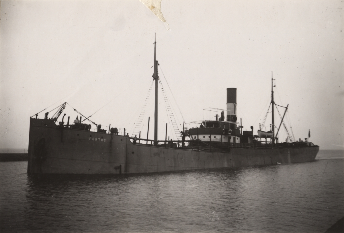 Lastångfartyget PORTOS av Stockholm i Åhus, den 28 november 1919.