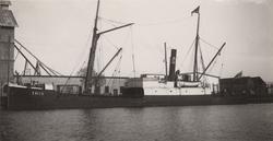 Lastångfartyget IRIS av Malmö i Åhus hamn den 11 mars 1920.