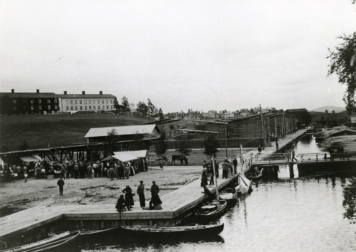 Marknadsdag i Kramfors vid sekelskiftet.