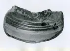 Skärva, Lergods, Utsidan delvis glaserad. Insidan glaserad.
Största mått: 15 CM