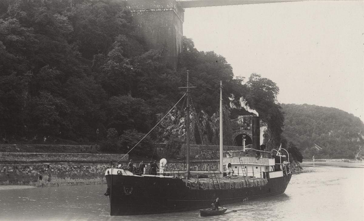 Lastångfartyget STORFORS av Uddeholm passerar under Cliffton Bridge, Bristol kanalen [sic].