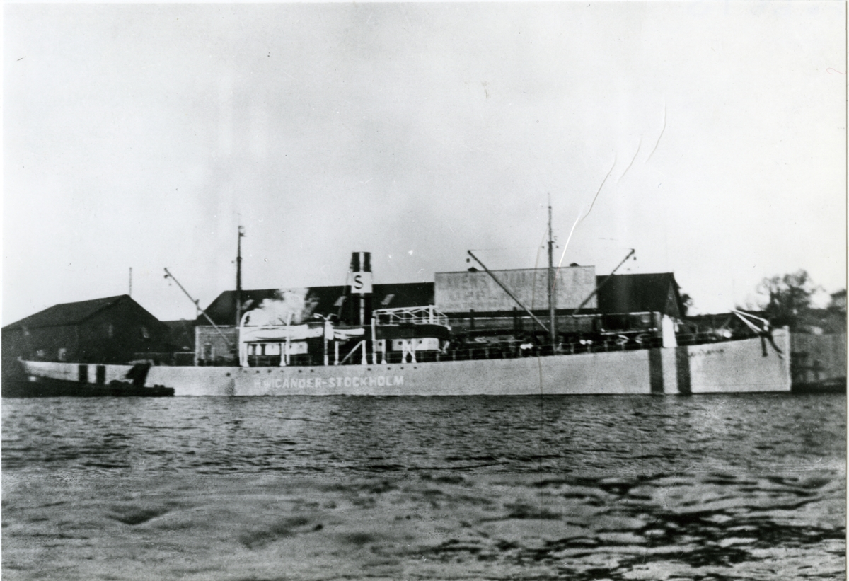 Foto i svartvitt visande lastångfartyget "H.WICANDER" av Stockholm.