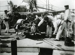 Frejas långresa åren 1902-03. Riktning av kanon på fördäck.