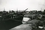 Upphuggning av skonaren Hoppet av Länna i hamnen i Torekov, Skåne. Nov. 1933.