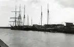 Segelfartyg, 2-mastade och 3-mastade skonare, lastar virke i Kalmar hamn 1916.