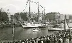 3-mastade fullriggaren f d skolskeppet Najaden i Halmstads hamn.
Vykort till Sam Svensson den 19 nov. 1946.