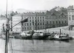 Skeppsbron i Stockholm nedanför slottet.
Vid kajen hjulångfartyget Thule. Bilden är tagen från södra Blasieholmshamnen.